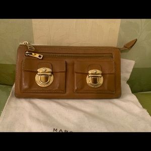 Marc Jacobs iconic wallet camel colored/ gold hardware and lots of compartments